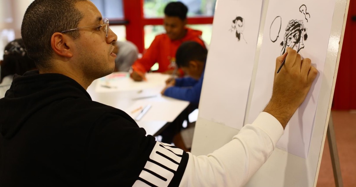 Isia Augustine dessinant simultanément avec ses deux mains à La Réunion.