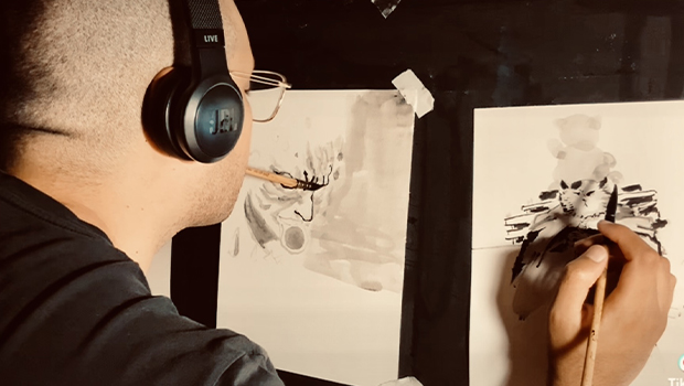 Isia Augustine préparant son défi de dessin ambidextre à La Réunion.