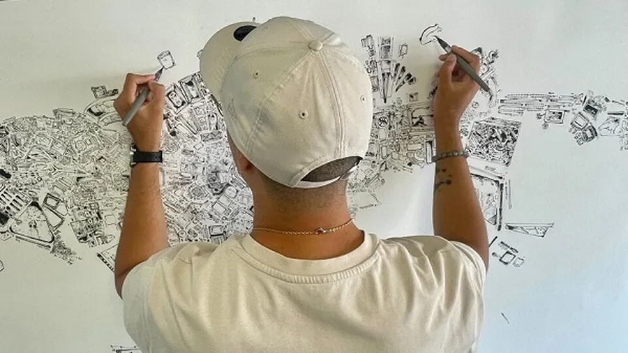 Isia dessine simultanément avec ses deux mains une composition panoramique détaillée.