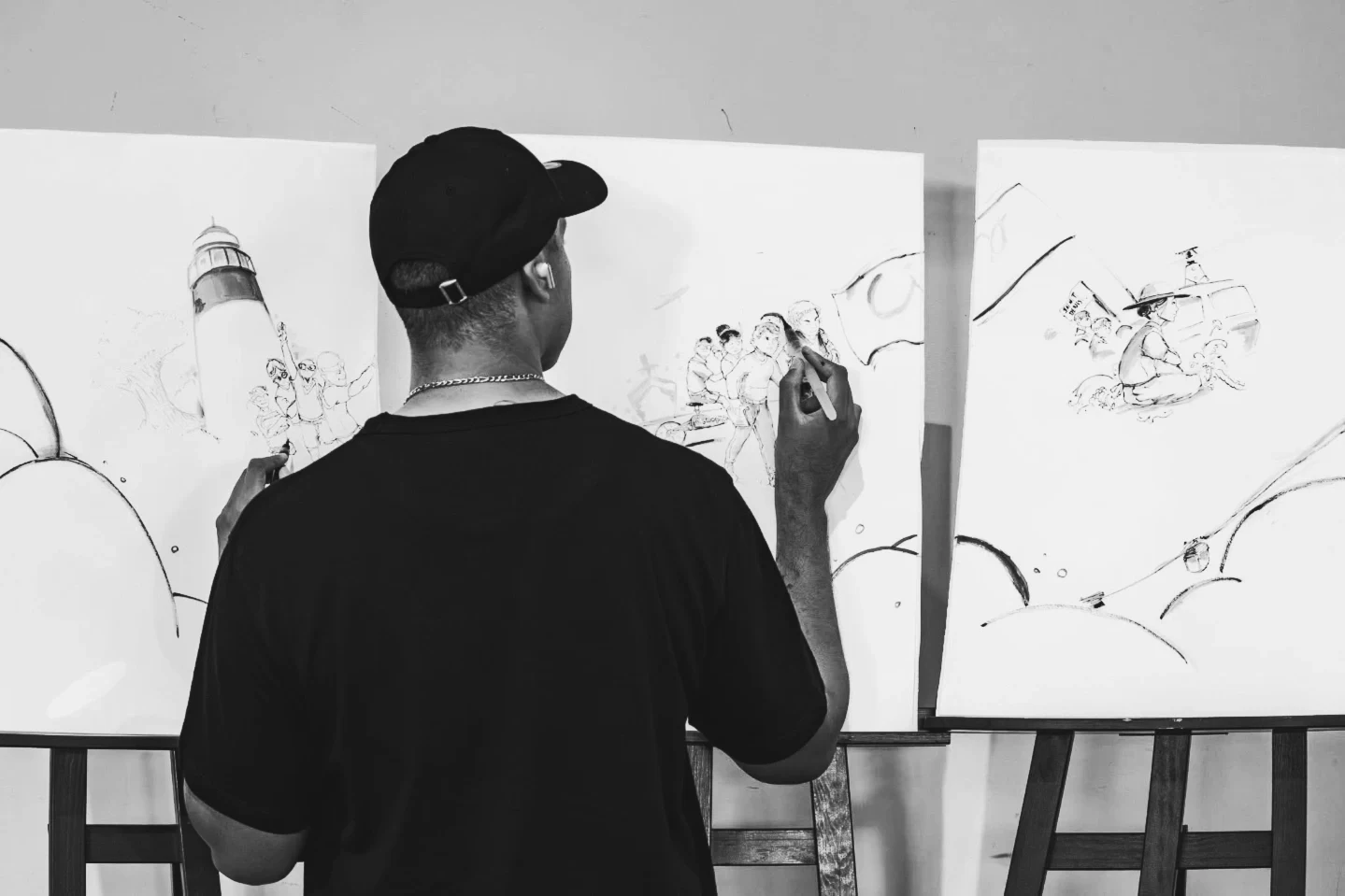 Isia, vu de dos, dessine le panneau central d’un triptyque en noir et blanc.